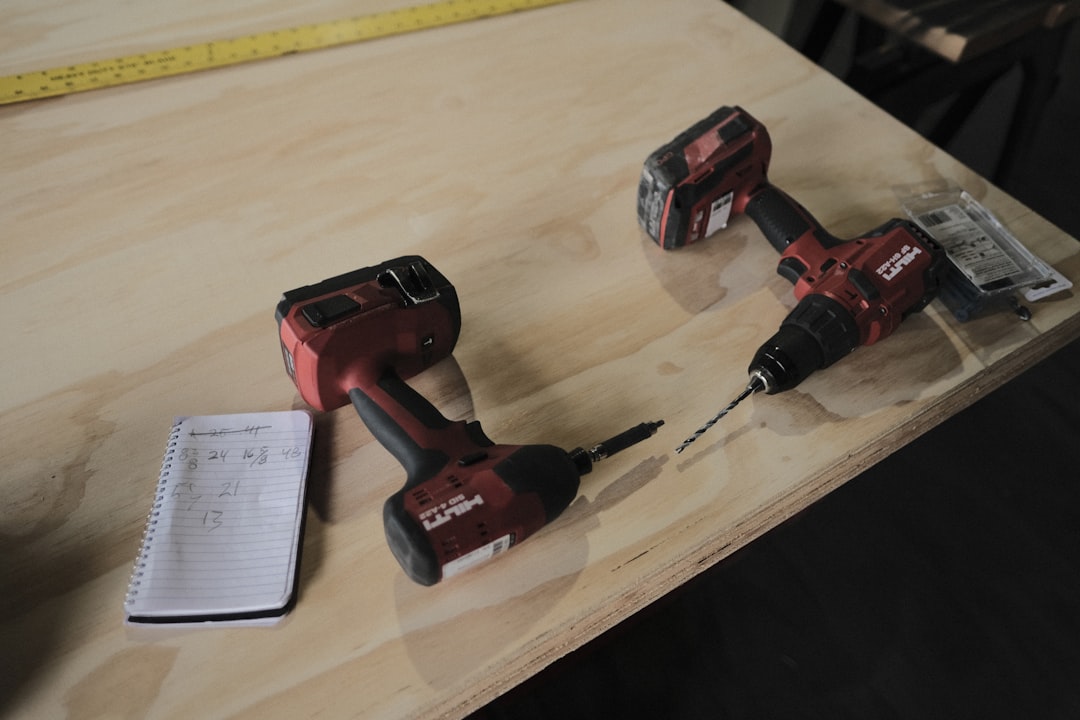 マキタ 18V 互換バッテリーの危険性と純正バッテリーの違いを並べたイメージ