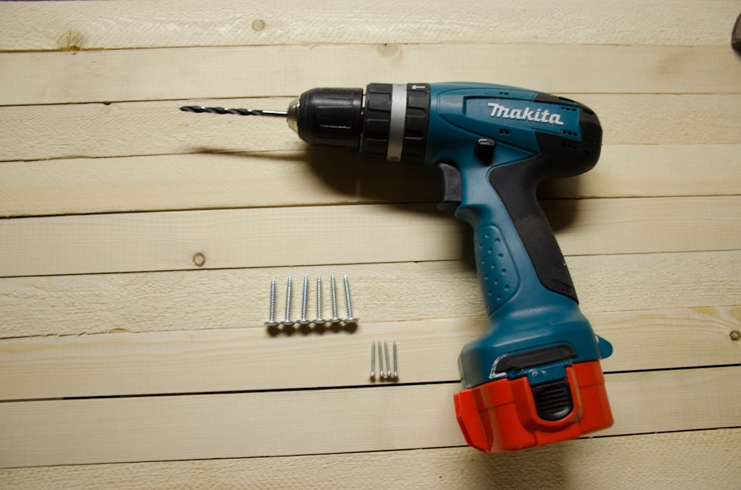 マキタ TD162DRGX 14.4V インパクトドライバ本体と BL1460B バッテリの取り回し